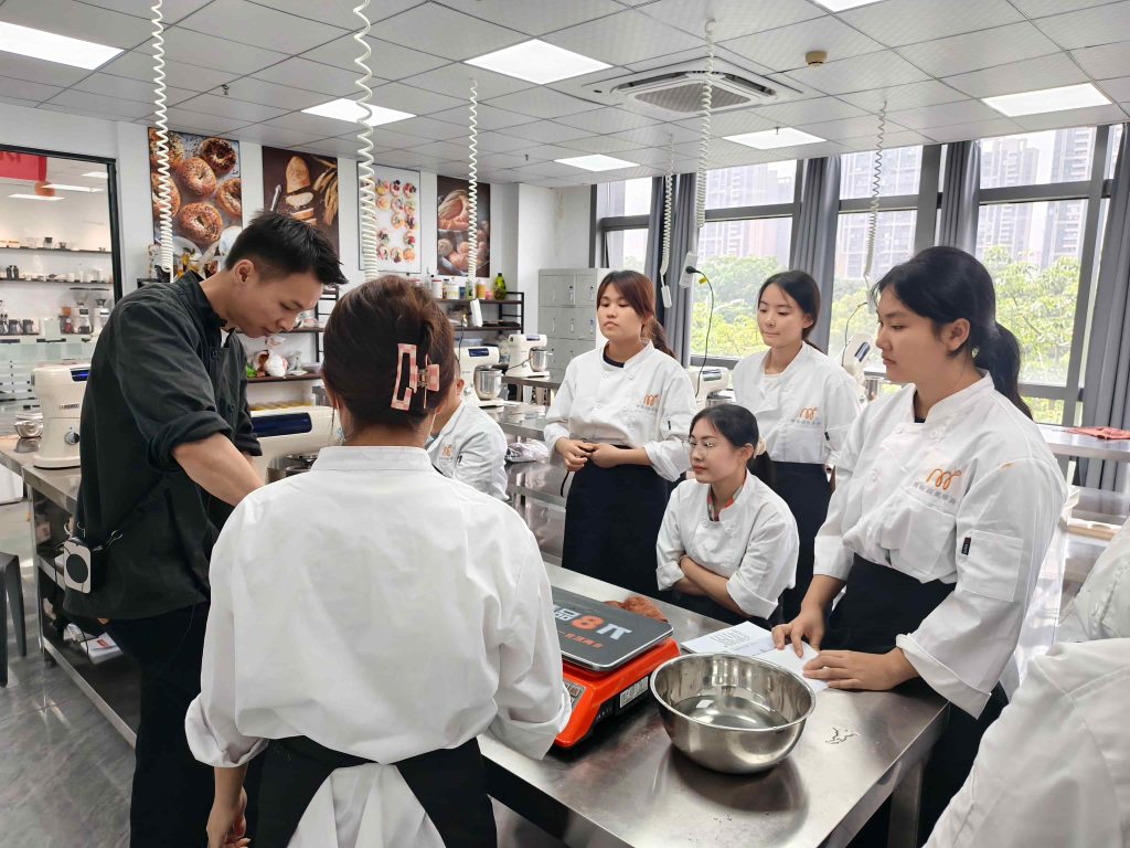 高端西点烘焙培训哪家机构专业？美斯烘焙培训：精致西点从基本功开始，不是光好看就行
