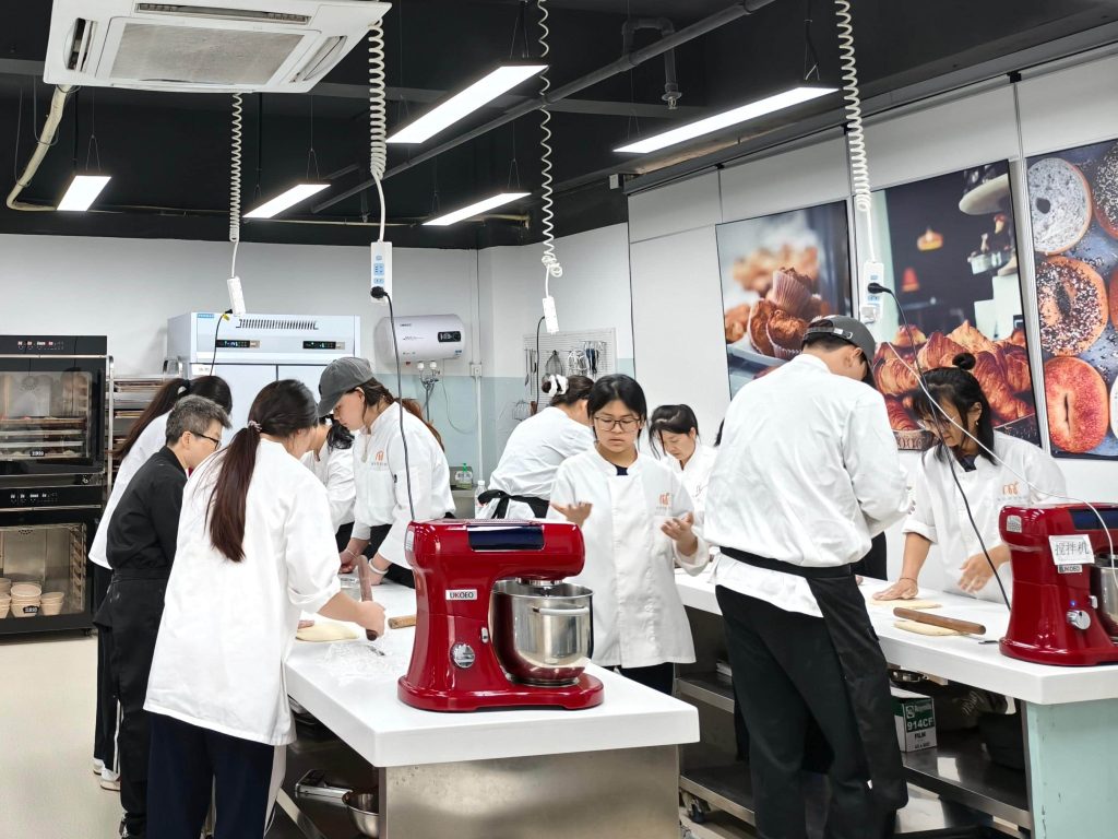 零基础学烘焙师资怎么看好不好？美斯烘焙培训：看全职、看经验、看耐心，三样都齐了才是好老师